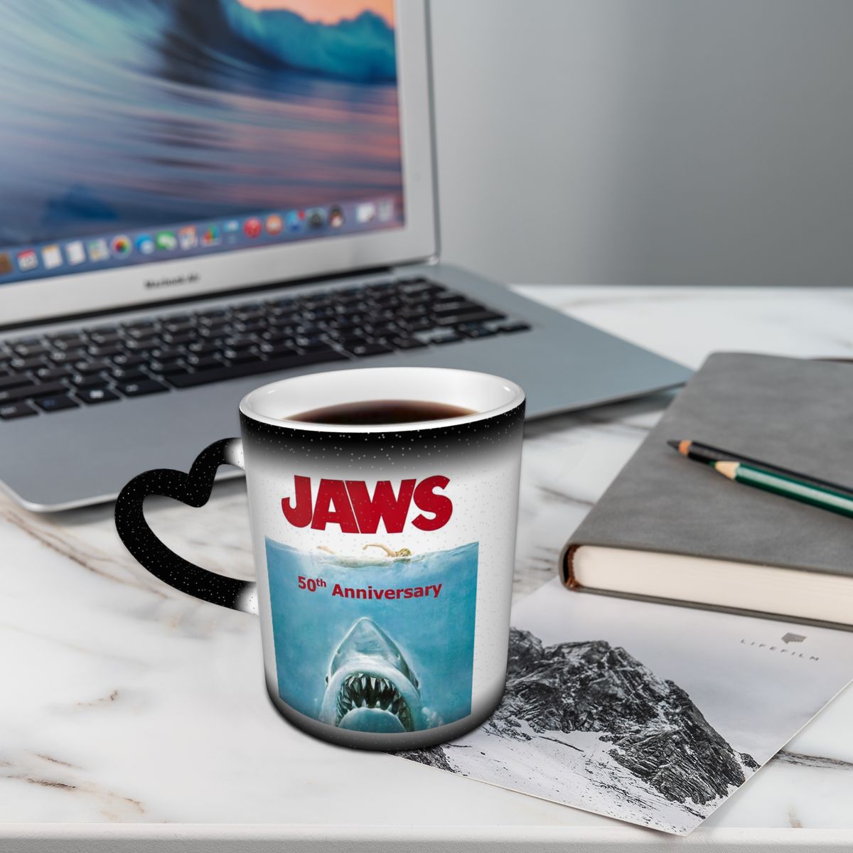 Jaws 50e verjaardag logo mok g - Coffee Tea Logo recensie en prijs